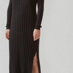 Gebreide Zwarte Jurk Met Split Avery - Modstrom - Maat L -Dameskleding Verkoop 425x840