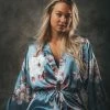 Merkloos Kimono Dames Satijn Grijs Blauw Met Roze Bloemenprint - One Size - Geschikt Voor Maten S, M, L - Nachtkleding, Ochtendjas